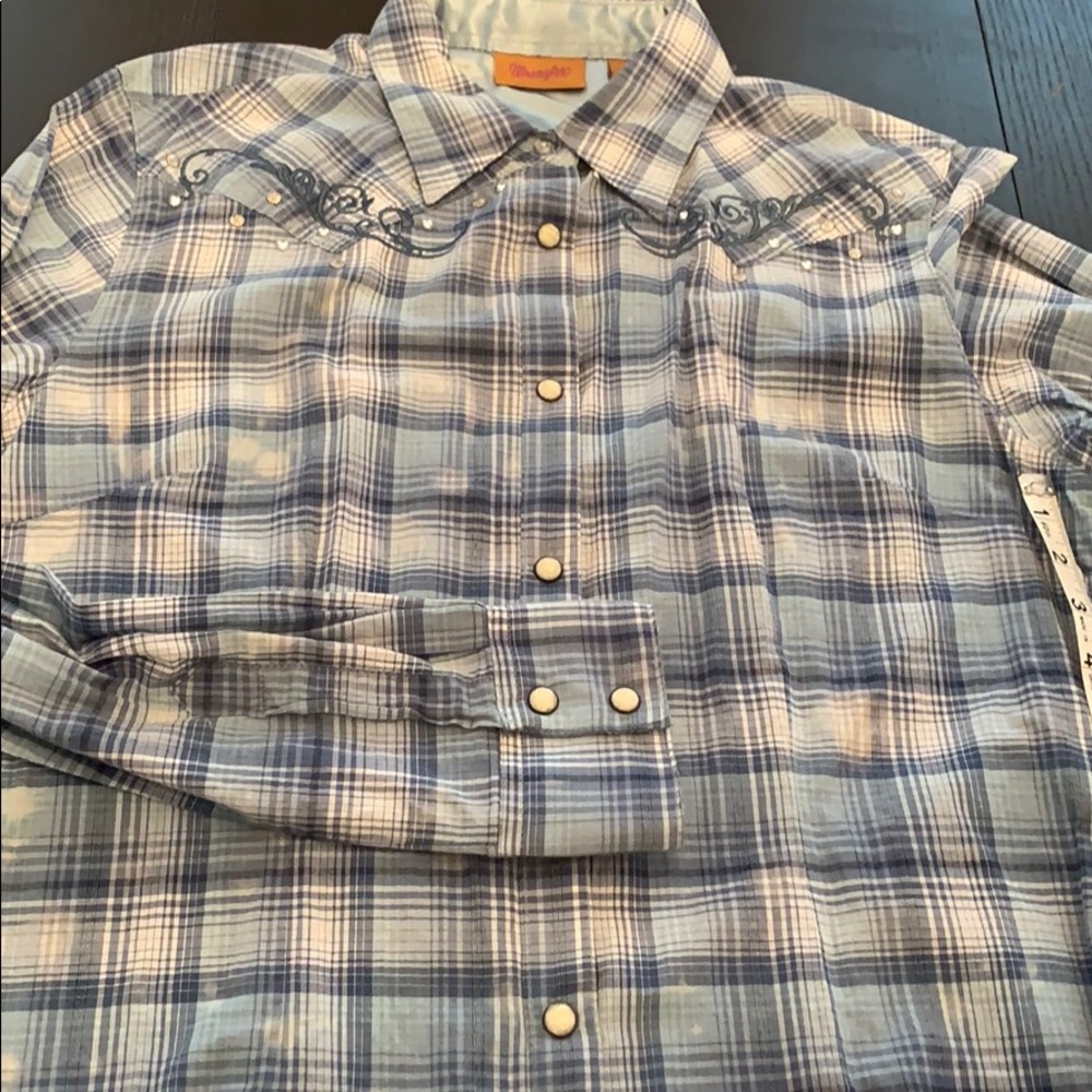Wrangler women’s Pearl snap long sleeve shirt